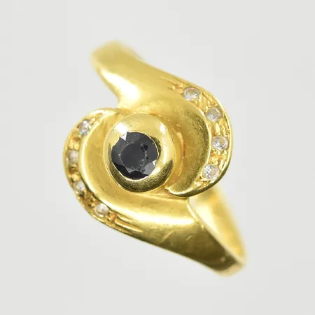Ring med svart sten och vita stenar, stl 17¾, bredd 2-11 mm, 18K. Vikt: 3,4 g