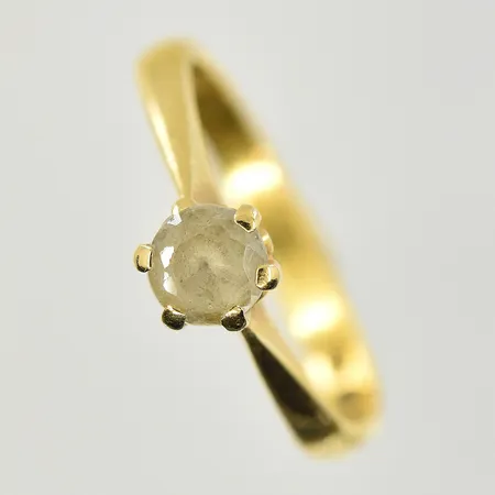 Ring med vit sten, stl 17, bredd 2-5 mm, gravyr, skev skena, 18K+23K. Vikt: 2,8 g