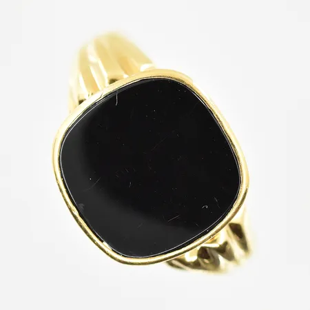 Klackring med Onyxplatta, stl 18½, bredd 3-14 mm, 18K. Vikt: 3,5 g