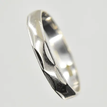 Ring, stl 19¼, bredd 4 mm, gravyr, vitguld, 18K. Vikt: 2,9 g