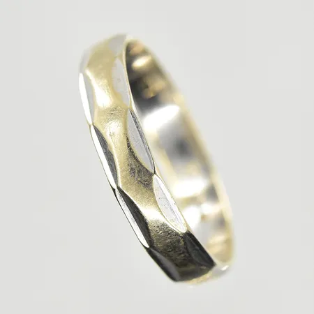 Ring, stl 16¾, bredd 4 mm, gravyr, vitguld, 18K. Vikt: 2,2 g