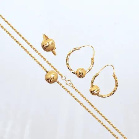 Ett set, Collier Cordell, längd 41cm, bredd 1,3-10,1mm, ett par örhängen Creoler Ø20,6mm, bredd 2,28mm, ring, justerbar, Ø17¼, 21K Vikt: 7 g