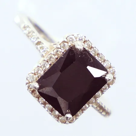 Ring, svart sten, vita stenar, Ø18¾, silver 925/1000 Vikt: 3,9 g