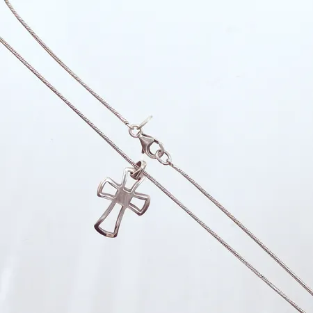 Halskedja, längd 42,5, bredd 1,2mm, hänge kors, höjd 27,6mm, bredd 16,4mm, silver 925/1000 Vikt: 9 g