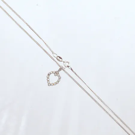 Halskedja, längd 41,5, bredd 1,4mm, hänge hjärta, vita stenar, höjd 18,9mm, bredd 10,8mm, silver 925/1000 Vikt: 2,6 g