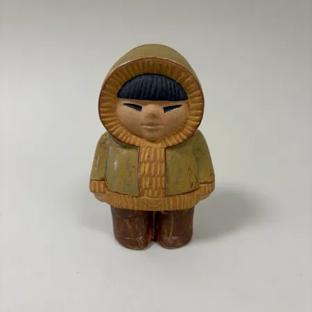 Figurin "Eskimå", Lisa Larson för Rörstrand, ur serien All världens barn, höjd 12cm, stämpelmärkt, stengods.