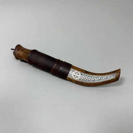 Samekniv Jonas Sandström år 2019, dekorerat renhorn, björk, läder, längd ca 19cm, längd inklusive slida ca 21,5cm, fint skick.