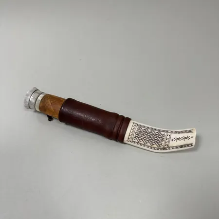 Samekniv, signerad RJ, dekorerat renhorn, läder, längd ca 17,5cm, längd inklusive slida ca 20cm, fint skick. 