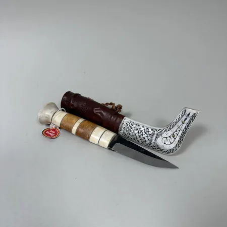 Samekniv, Eskil Gunnari, Sámi Duodji, dekorerat renhorn, läder, längd ca 18,5cm, längd inklusive slida ca 21cm, signerad EH 15, fint skick