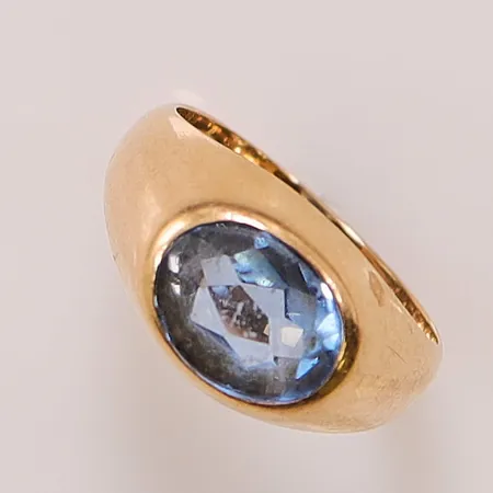 Ring, Ø17¼, bredd:11mm, repig blå sten, 18K 3,9g.