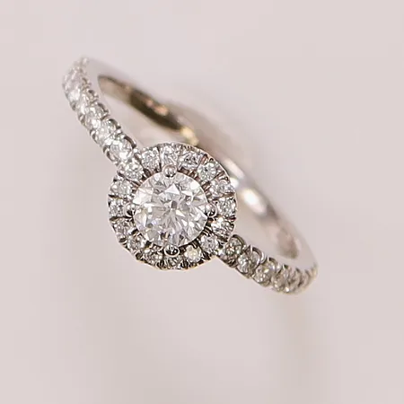 Ring "Story of Love", briljantslipade diamanter 1x ca 0,40ct, 16x ca 0,015-0,02ct, 16xca0,005ct, Ø16¼, bredd:8mm, Guldfynd, vitguld 18K 2,9g.