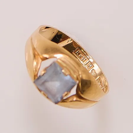 Ring, Ø16¾, bredd:9mm, blå sten, 18K 2,1g.