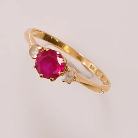 Ring, Ø17, bredd:4mm, syntetisk röd spinell, 18K 1,5g.