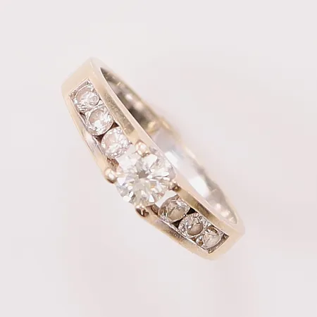 Ring diamanter 1x ca 0,25ct, 6x ca 0,05ct, Ø15¾, bredd:4mm, bör omrodieras, 18K 2,7g.