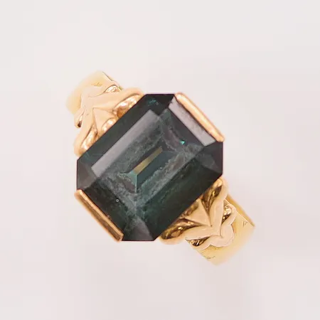 Ring, Ø22¼, bredd:mm, syntetisk grön spinell, fattning i 18K, skena i 23K 9,8g.