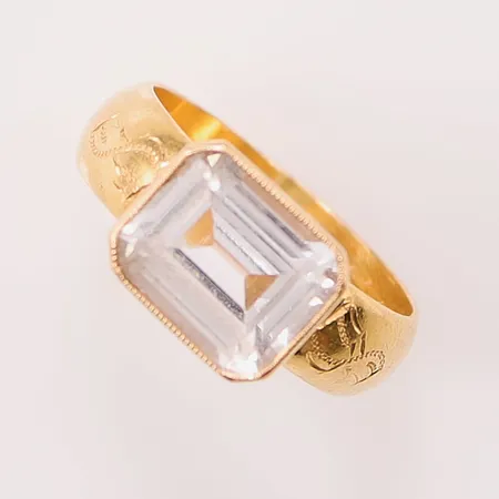 Ring, Ø17, bredd:13mm, vit sten, fattning i 18K, skena i 20K, gravyr, bruttovikt 6,6g.