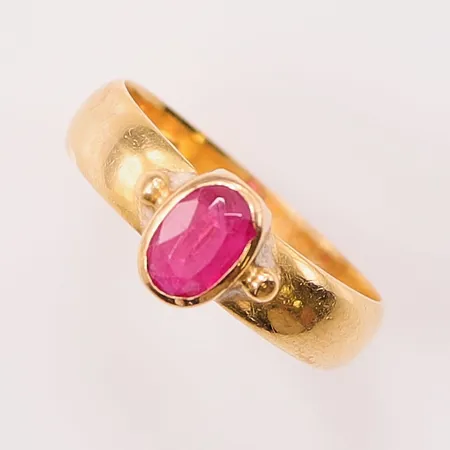 Ring, Ø17½, bredd:7mm, syntetisk röd spinell, gravyr, 20K 4,3g.