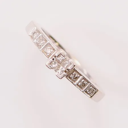Ring, diamanter (4x princesslipade ca 0,03ct + 6x briljantslipade ca 0,01ct), Ø17, bredd:5mm, bör omrodieras, 18K 5,1g.