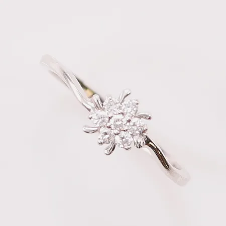 Ring, diamanter 7x ca 0,02ct, Ø17¾, bredd:7mm, vitguld 18K 2,2g.
