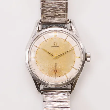 Herrur Omega, 35mm, stål, manuell, går ej, skadad urtavla, saknar två index, flexband.