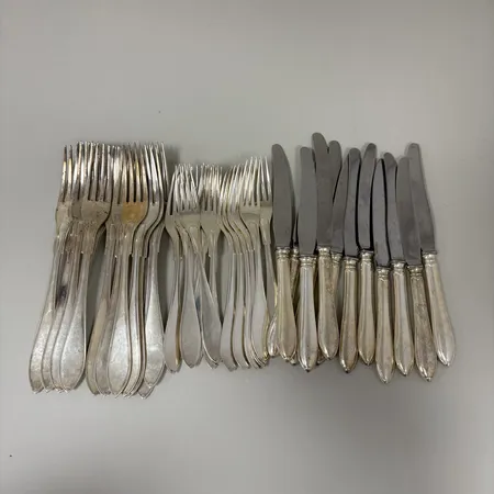 12 Gafflar, 22cm, 12 Gafflar, 18,5cm, 12 Knivar, 21,5cm, 830/1000 Silver bruttovikt 1932g.