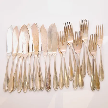 Fiskbestick, 11 Gafflar, 18cm, 12 Knivar, 21,5cm, gravyr, 830/1000 Silver 1192g.