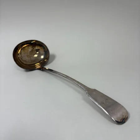 Slev, 33cm, monogramgravyr, nysilver, engelska stämplar. Skickas med paket.