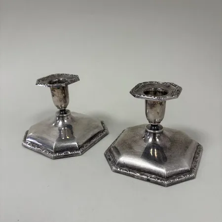 Ett par ljusstakar, höjd ca 7cm, fyllda bottnar, "8038", 830/1000 Silver 479,1g.