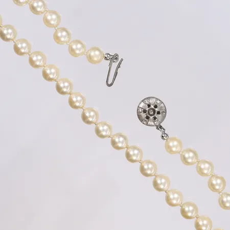 Pärlcollier med imitationspärlor, 82cm, bredd 6mm, lås i silver med vita stenar, saknar sten, smärre slitage Vikt: 0 g