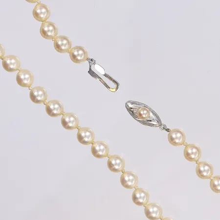 Pärlcollier med imitationspärlor, 62cm, bredd 6mm, lås i silver, smärre slitage Vikt: 0 g