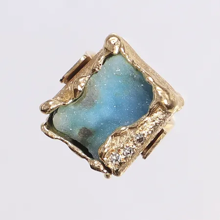 Ring med botryoidal hemimorfit och briljantslipade diamanter 2x ca 0,02ct samt en åttkantsslipad diamant 1x ca 0,02ct, kvalitet ca W-TCr(H-I)/VS-SI, tillv. Jurgen Girgsdies Juvel-guldsmedja, Stockholm 1995, stl 17¾, bredd5-20mm, med värderingsintyg utfärdat 2019, 18K Vikt: 17,5 g