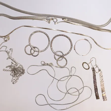 Diverse silver, bucklig/omaka, silver 830-925/1000 Vikt: 37,3 g