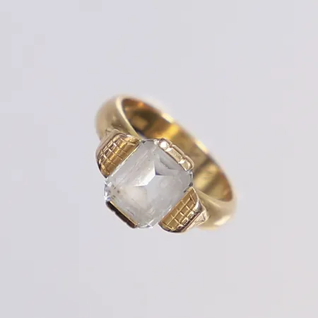Ring med vit sten, stl 17¾, bredd 4-11mm, tillv. A.Wallin, 1913, gravyr, 18K Vikt: 6,9 g