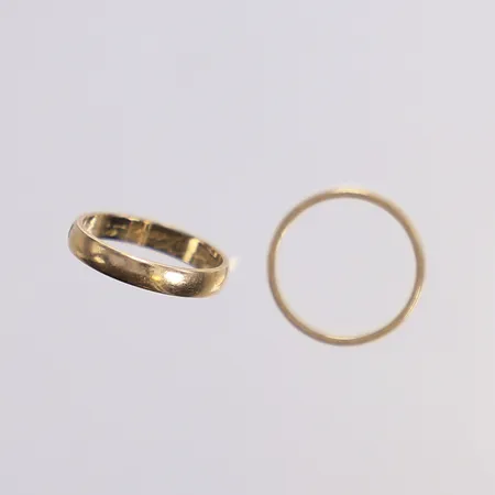 2 släta ringar, gravyr, 18K Vikt: 7 g