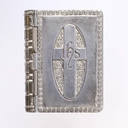 Dosa i form av bok, fylld med lappar med passager ur bibeln, oädel metall, 62x48x14mm