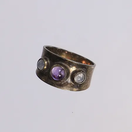 Ring med vita och lila sten, stl 16, bredd 6-10mm, tillv. GK Markströms, Uppsala 1958, oxiderad, ena stenen något lös i sarg, silver 925/1000 Vikt: 3,6 g