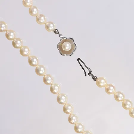 Pärlcollier med odlade sötvattenpärlor, 40cm, bredd 7mm, lås i silver 835/1000 Bruttovikt: 24,3g Vikt: 24,3 g