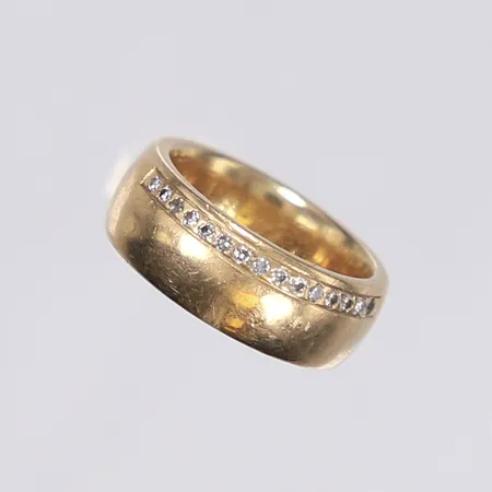 Ring med diamanter ca tot 0,15ctv, stl 15¾, bredd 7mm, gravyr, 18K Vikt: 10,8 g