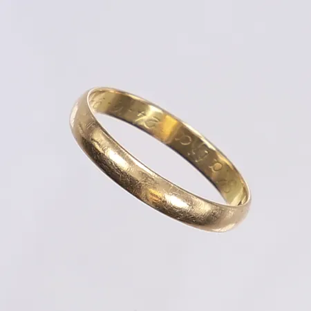 Ring, slät, stl 21½, bredd 3,5mm, gravyr, 18K Vikt: 3,7 g