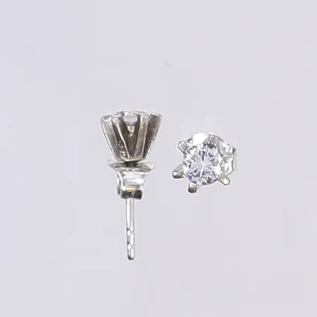 Ett par örhängen med vita stenar, Ø5,5mm, 925/1000 silver Vikt: 1,2 g