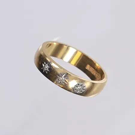 Ring med vita stenar, stl 17, bredd 4,5mm, 18K Vikt: 4,5 g