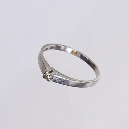 Ring med vit sten, stl 16¾, bredd 1,5mm, vitguld, 18K Vikt: 1,8 g