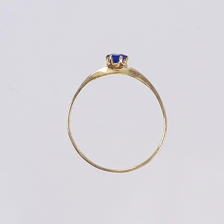 Ring med blå sten, stl 18¼, bredd 1mm, 18K Vikt: 0,9 g
