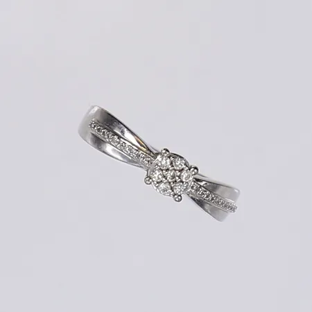 Ring med diamanter ca tot 0,10ct, stl 17½, bredd 1,5-5mm, 18K Vikt: 2,7 g