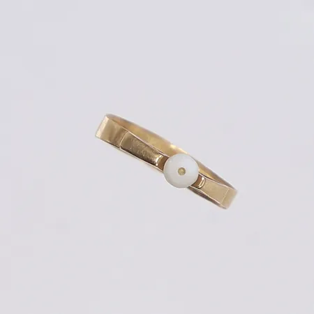 Ring med pärla, stl 17¾, bredd 4mm, 18K Vikt: 1,5 g