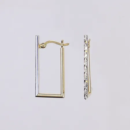 Ett par örhängen, höjd 25mm, bredd 1,5mm, djup 12mm, något ojämna, vitguld/gulguld, 18K Vikt: 1,6 g