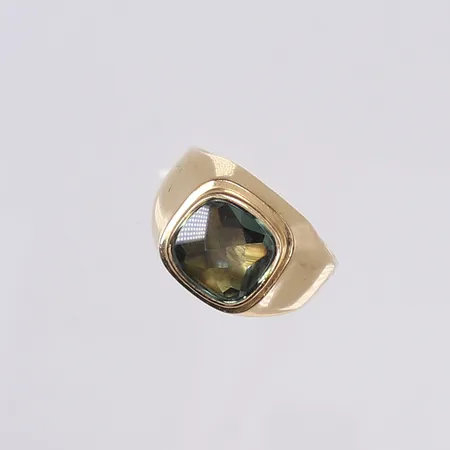 Ring med grön sten, stl 17, bredd 3-13mm, gravyr, 18K Bruttovikt:  Vikt: 6 g