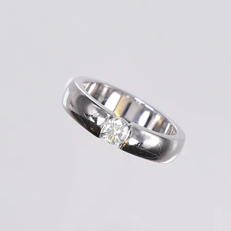 Ring med diamant 1x ca 0,50ct, kvalitet ca W/VS, stl 20, bredd 5,5mm, vitguld 18K Vikt: 13,3 g