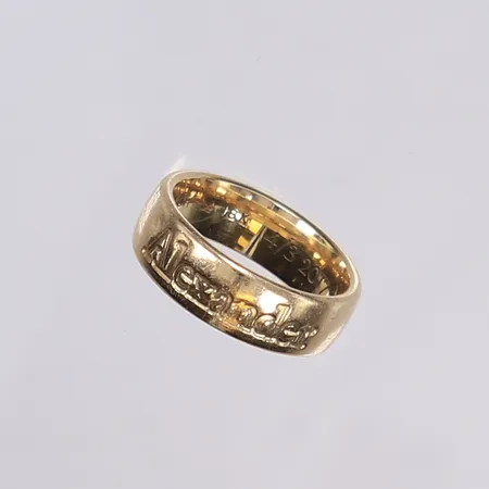 Ring, stl 16, bredd 6mm, gravyr utvändigt och invändigt, 18K Vikt: 7,6 g
