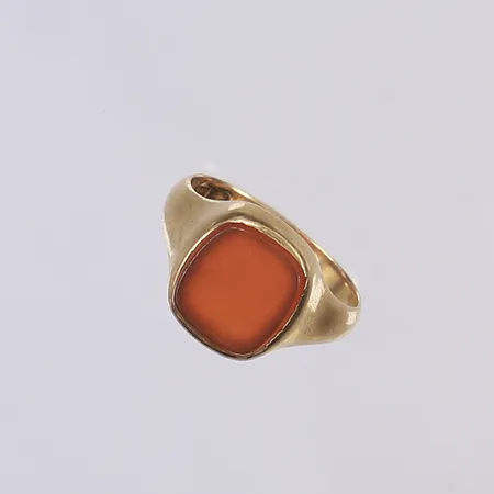 Klackring med orangebrun sten troligen karneol, stl ca 17, bredd 3-13mm, ojämn skena, 18K Vikt: 5,3 g